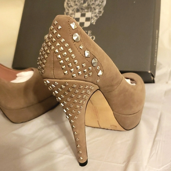 💣Vince Camuto Tan Muted Silver Stud Heels size 10M - Picture 1 of 8